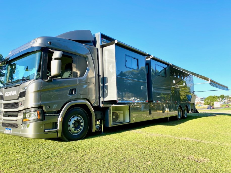 TRUCK HOME SCANIA P250 TRAILERCAR REBAIXADO 04 EQUINOS - Trailercar